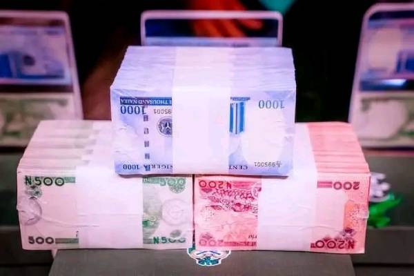 President Buhari Unveils New Naira Notes